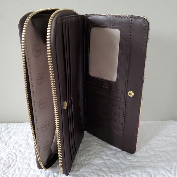 ADRIENNE VITTADINI Womens Beautiful Flowery Wallet - Picture 4 of 6